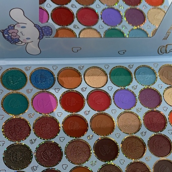 Super cute cinnamon roll eyeshadow palette 🩵 - Picture 8 of 8
